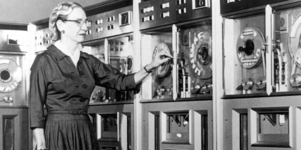 Grace Hopper verstelt de deur van de tape-drive van een Univac computer